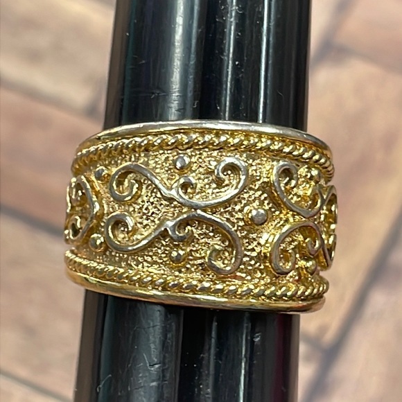 Beautiful Gold Band Ring - Picture 8 of 12